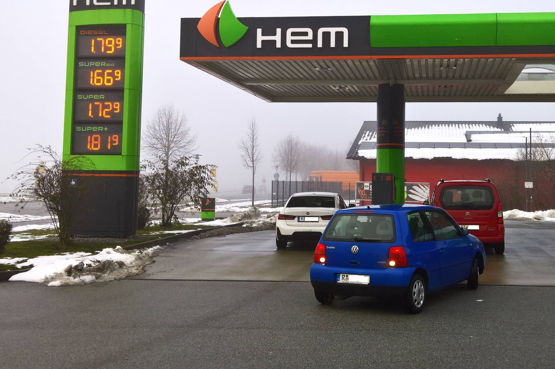 Autos stehen an einer Tankstelle (Symbolbild): In Hamburg kann der Griff zum Zapfhahn ganz schön teuer werden.