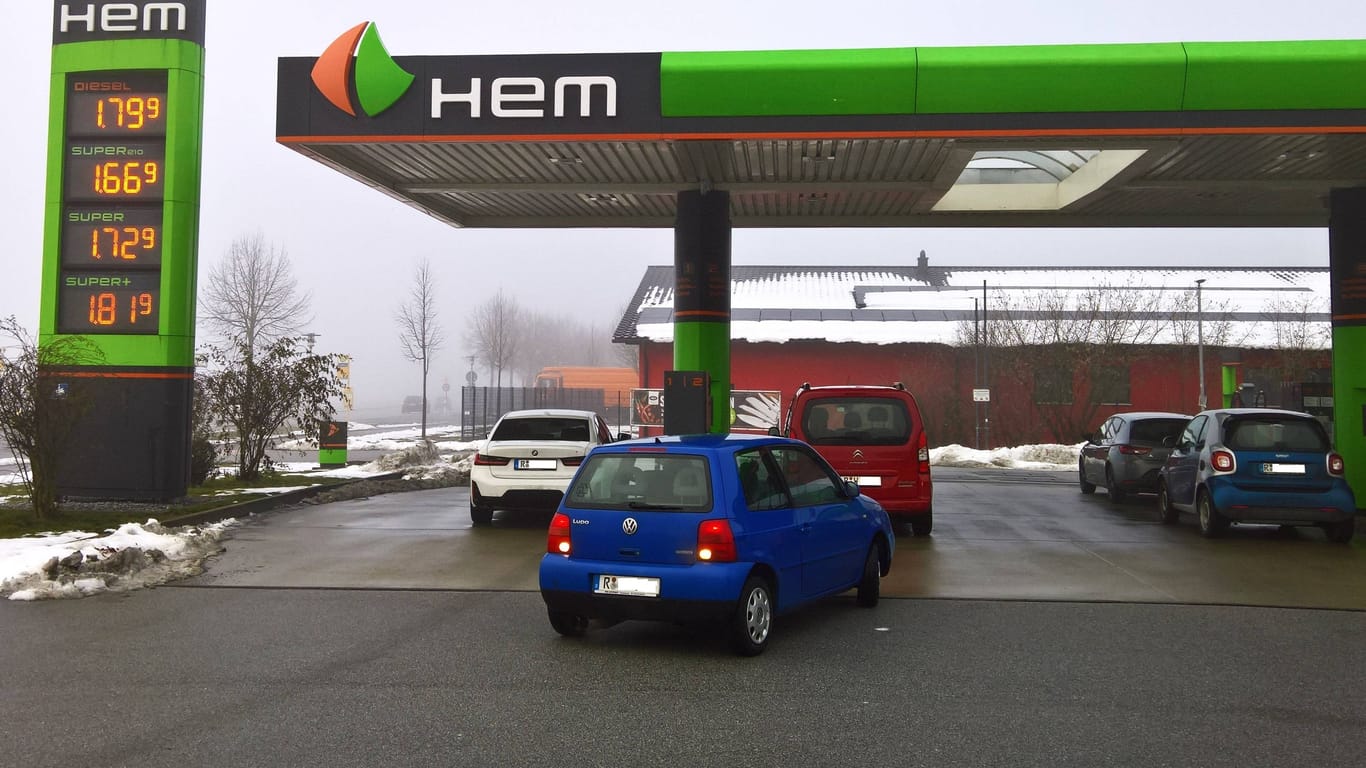 Autos stehen an einer Tankstelle (Symbolbild): In Hamburg kann der Griff zum Zapfhahn ganz schön teuer werden.