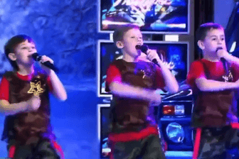 Russische Kinder singen auf einer Bühne: Der Inhalt des Liedes löst Empörung aus.