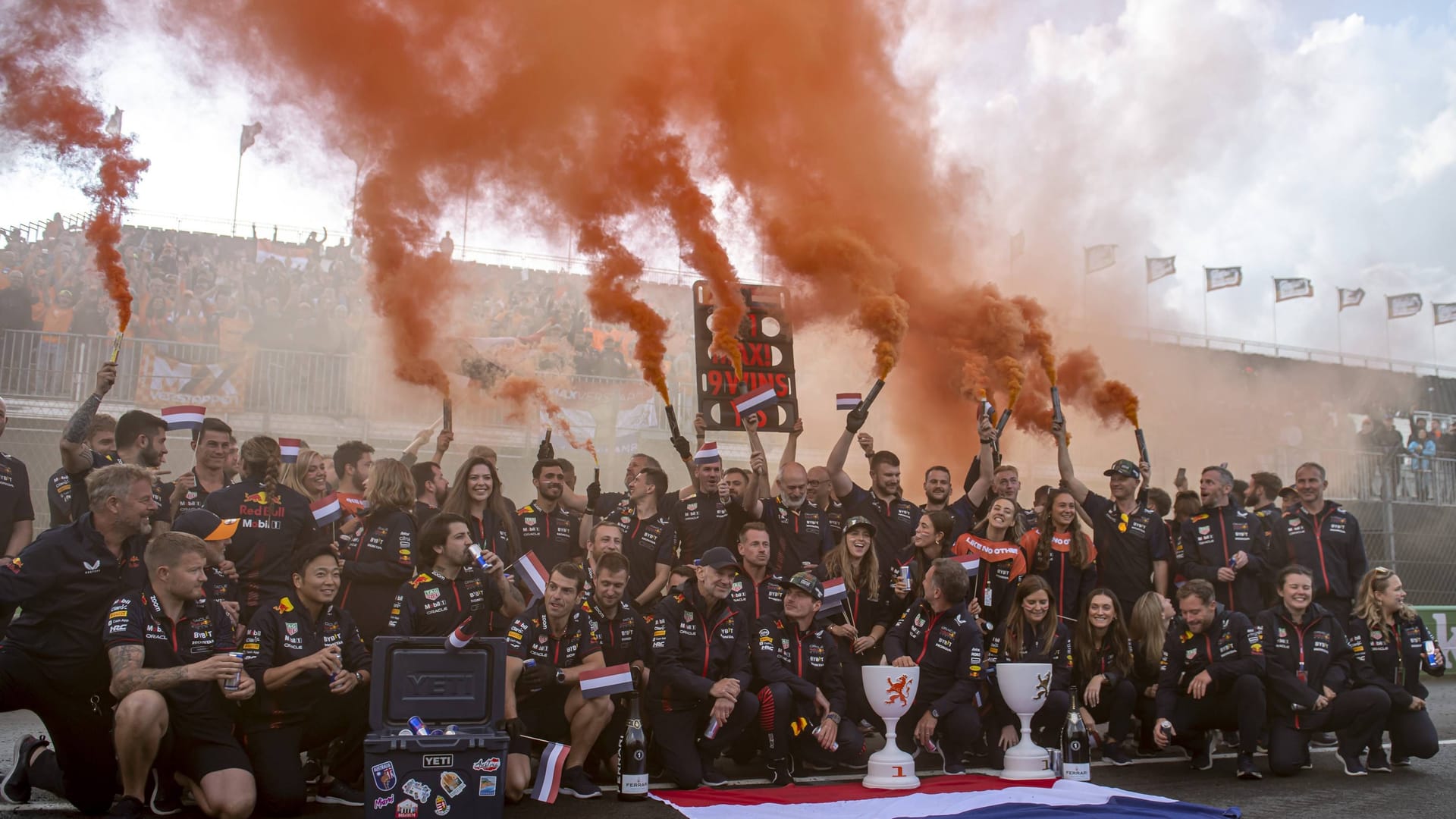 Max Verstappen und sein Team: Pyro ist nun nicht mehr erlaubt.