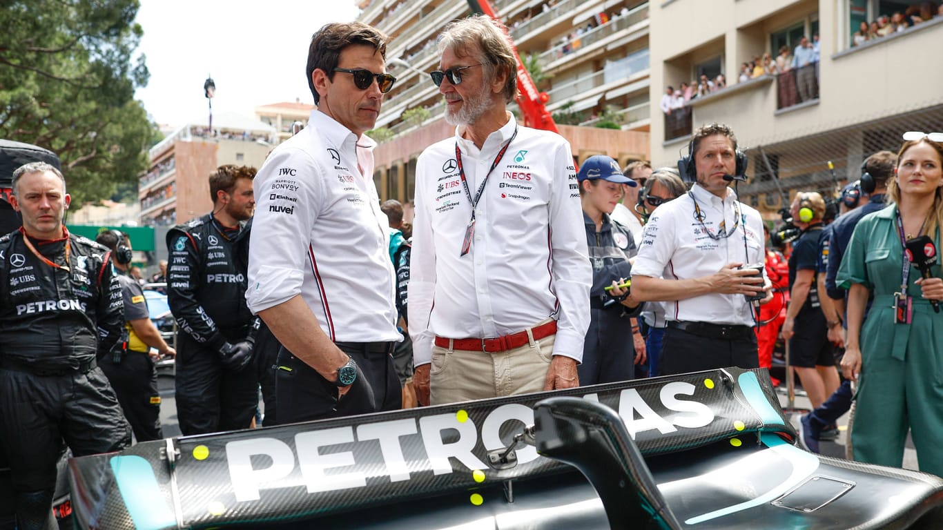 James Arthur Ratcliffe (rechts, mit Mercedes-Motorsportchef Toto Wolff): Der Brite hat beste Kontakte nach Stuttgart.