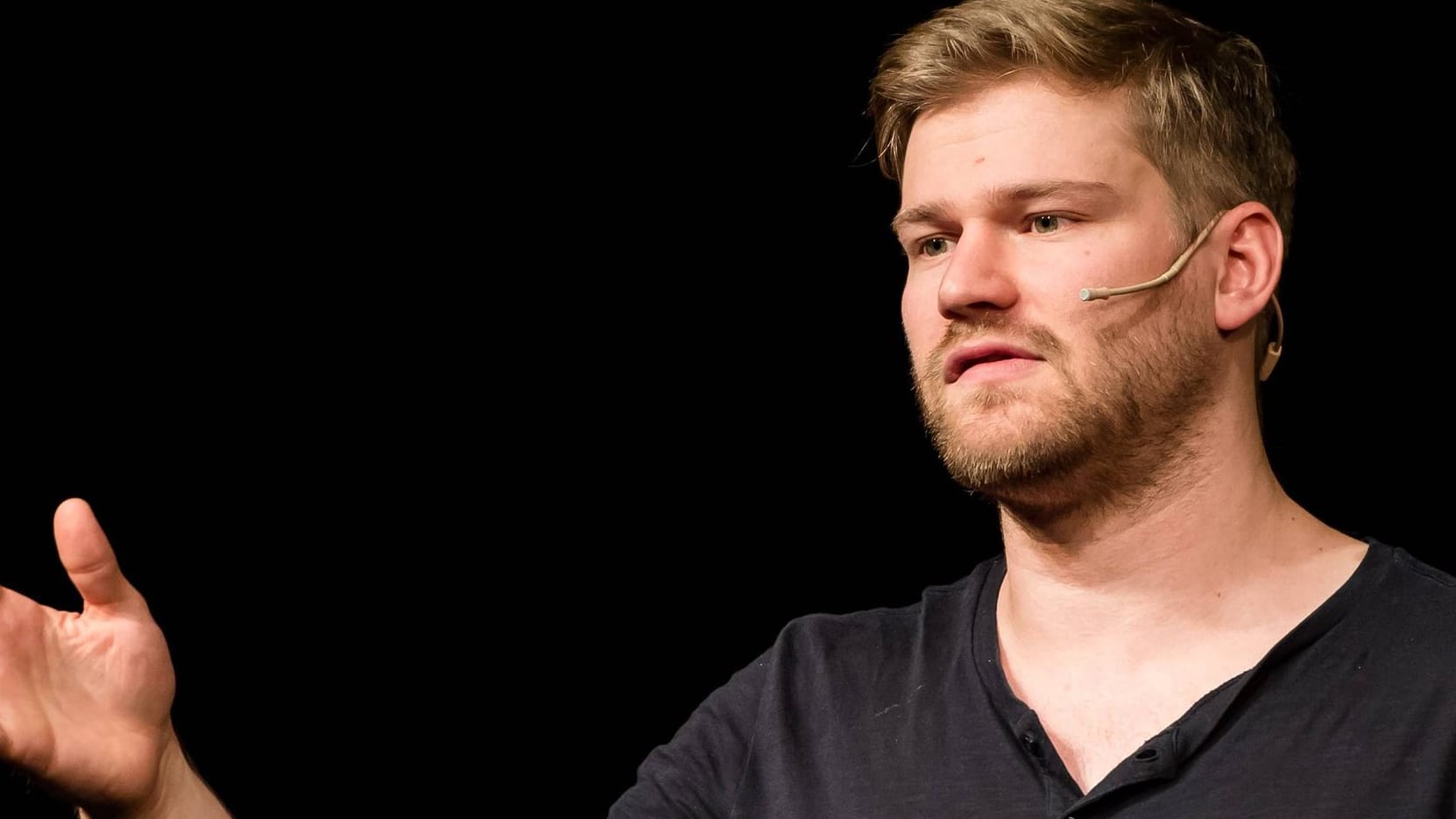 Comedian Shahak Shapira bei einem Auftritt (Archivbild): Sein Bruder wurde bei einem Angriff schwer verletzt.