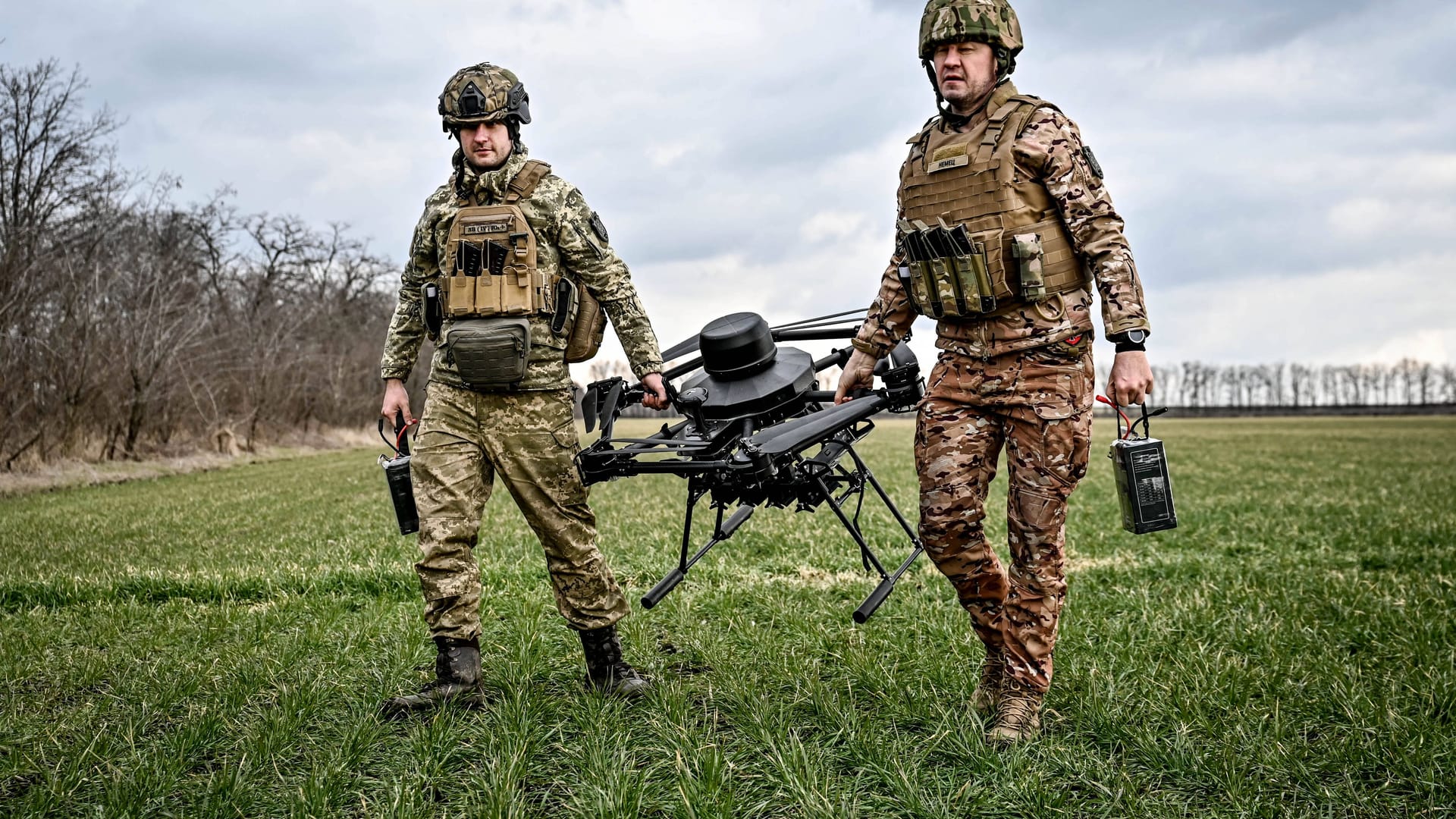 Ukrainische Soldaten mit einer Vampir-Drone: Mit Geheimtechnik werden Drohnen wie diese zu einer großen Bedrohung für russische Soldaten.