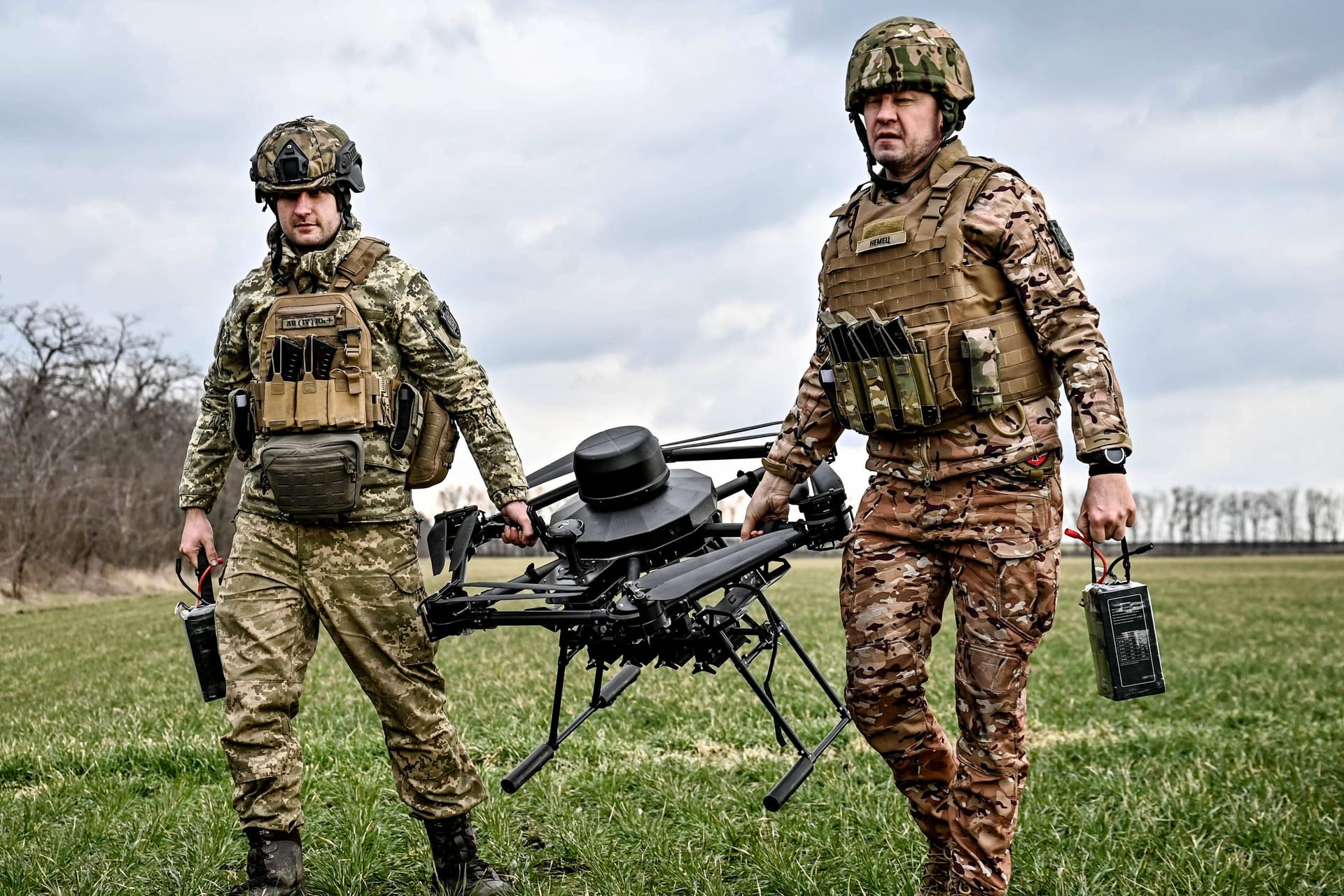 Ukrainische Soldaten mit einer Vampir-Drone: Mit Geheimtechnik werden Drohnen wie diese zu einer großen Bedrohung für russische Soldaten.