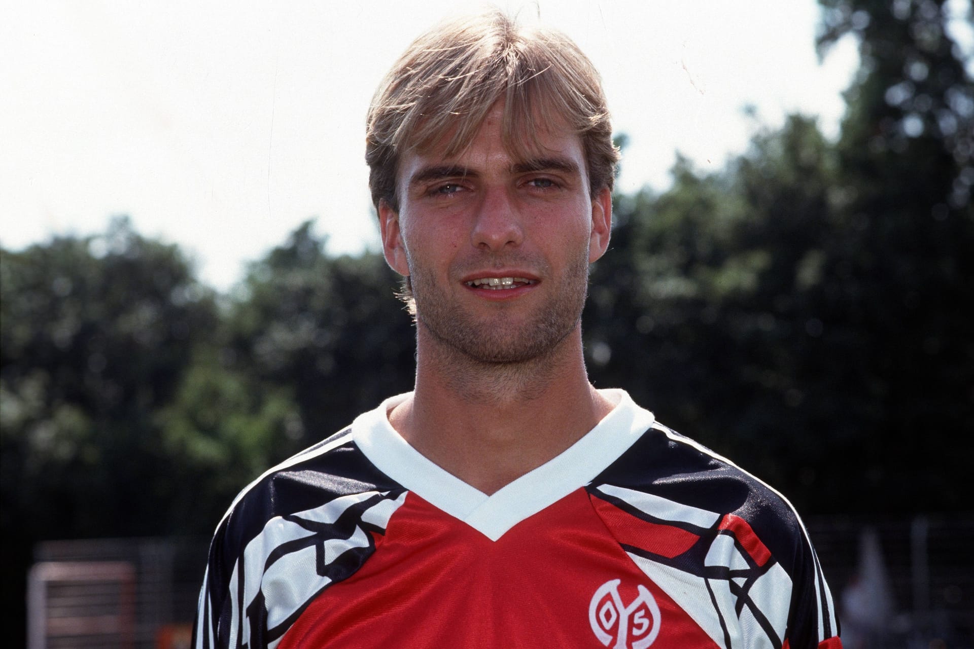Mit den Hessen scheitert Klopp 1990 in der Aufstiegsrunde zur 2. Liga am 1. FSV Mainz 05. Die Partie markiert aber indirekt den Beginn seiner Laufbahn als Profisportler. Denn die Vereinsführung des Gegners hat Gefallen an Klopp gefunden und verpflichtet ihn für die neue Spielzeit. Ab jetzt ist er Mainzer.