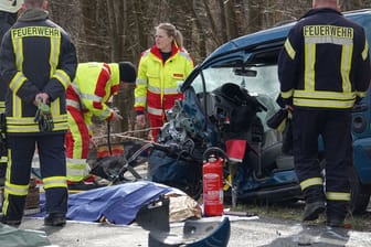 VU 2 PKW kollidierten frontal auf der Bundesstraße - 1 Toter, 2 Schwerverletzte