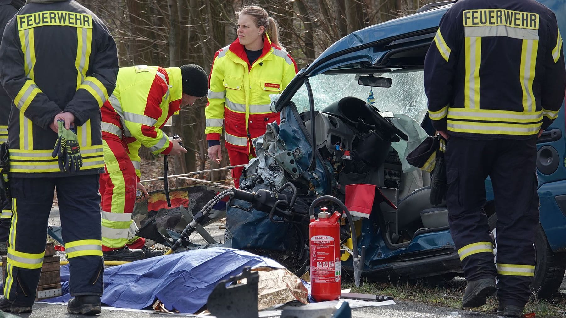 VU 2 PKW kollidierten frontal auf der Bundesstraße - 1 Toter, 2 Schwerverletzte