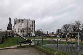 Frankfurt-Schwanheim: Blick auf den Spielplatz, der dem neuen Bauobjekt der Nassauischen Heimstätte wohl schon bald weichen muss.