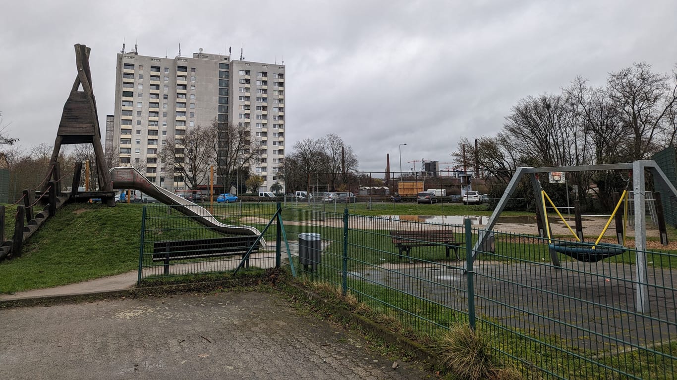 Frankfurt-Schwanheim: Blick auf den Spielplatz, der dem neuen Bauobjekt der Nassauischen Heimstätte wohl schon bald weichen muss.