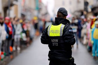 Polizist bei einem Rosenmontagszug im Einsatz (Symbolfoto): 43 Polizisten wurden während des Karnevals bei Angriffen verletzt.