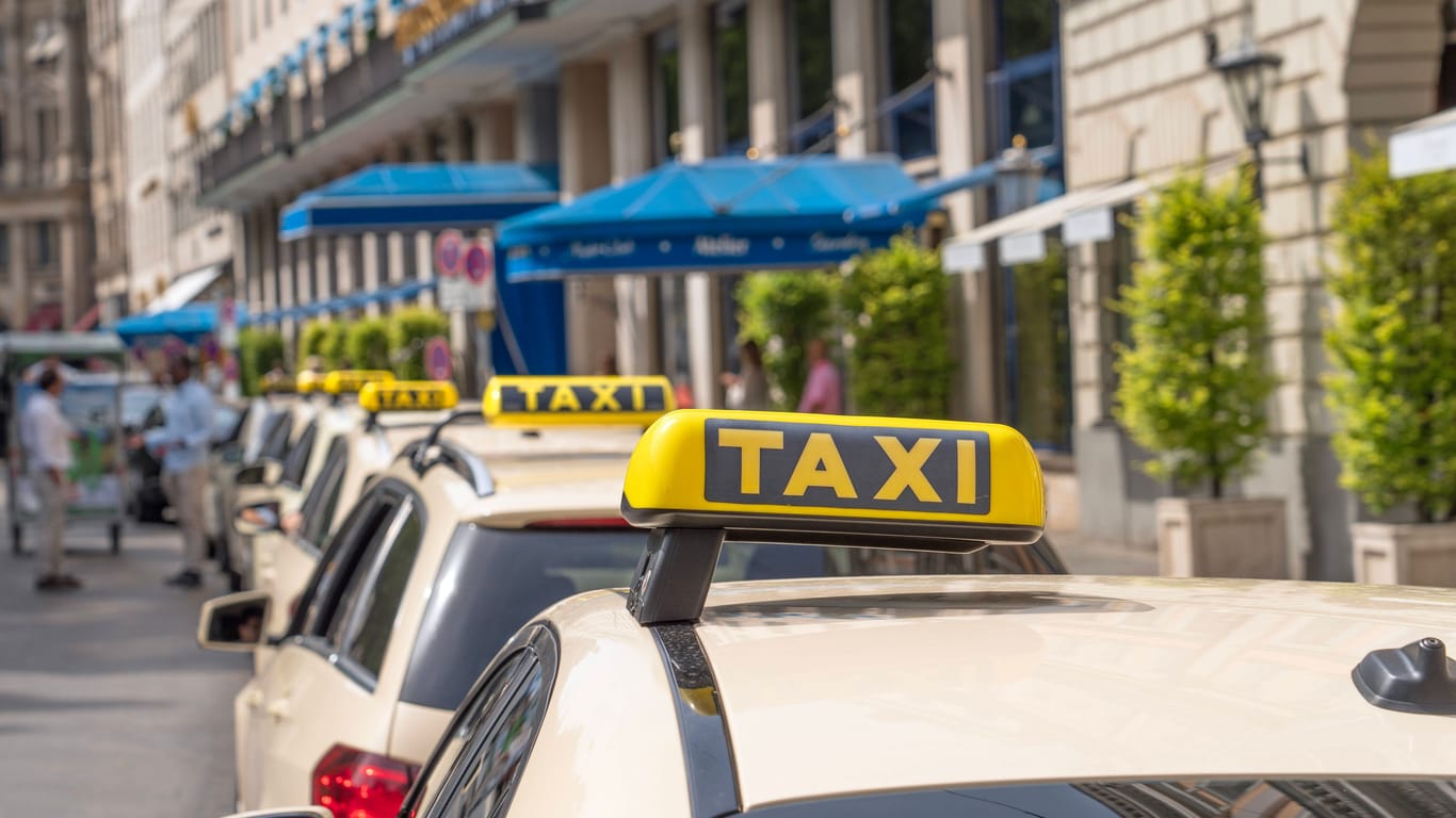 Taxi-Standplatz am Promenadeplatz (Archivfoto): Schon bald wird die Fahrt hier teurer.