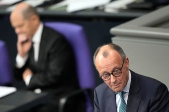 Olaf Scholz und Friedrich Merz beim Schlagabtausch im Bundestag: Die Union will das Haushaltsfinanzierungsgesetz blockieren.
