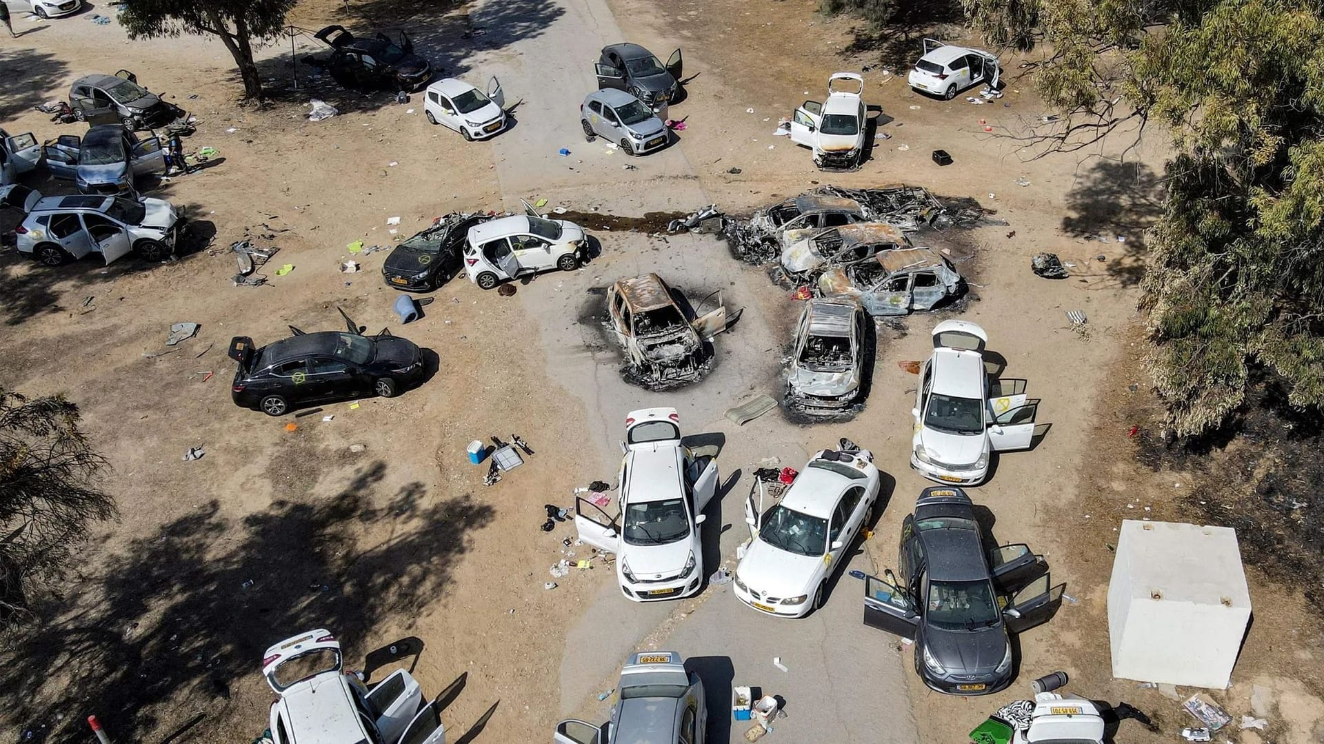 Abgebrannte Autos auf dem Gelände des israelischen Musikfestivals nach dem Terrorangriff der Hamas am 7. Oktober.