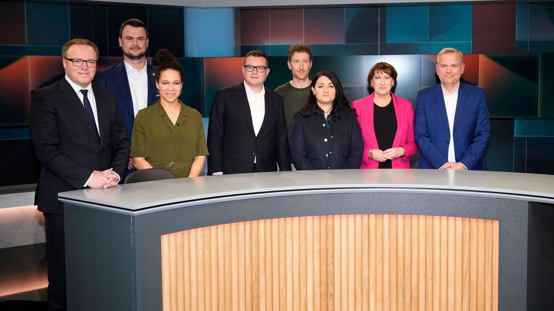 Louis Klamroth mit seinen Talkgästen Anfang Februar: "Hart aber fair" läuft montags im Ersten.