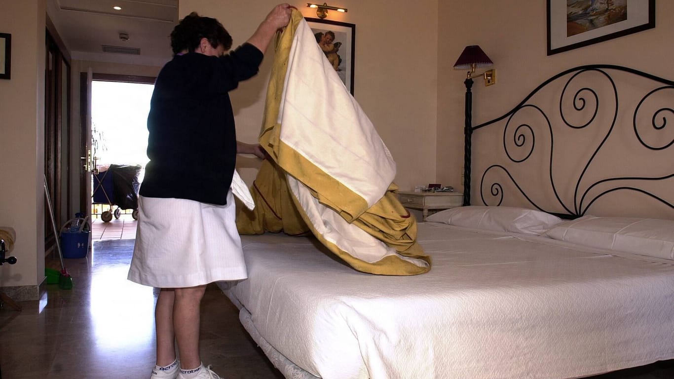 Reinigungskraft in einem Hotelzimmer (Symbolfoto): In Milbertshofen alarmierte eine Arbeiterin die Polizei.