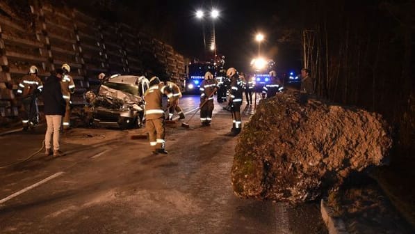 Felsbrocken trifft Auto: Zwei Verletzte.