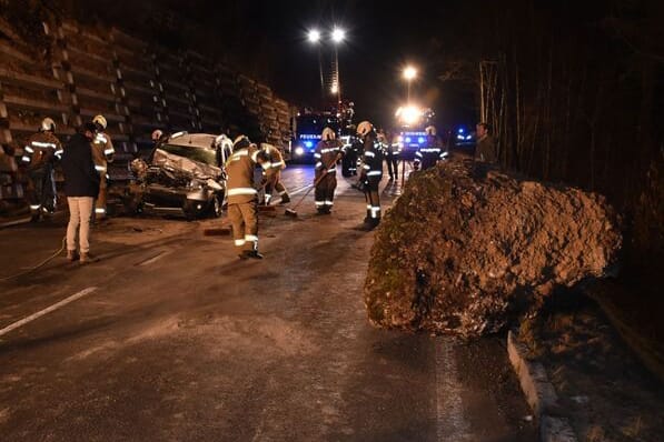 Felsbrocken trifft Auto: Zwei Verletzte.