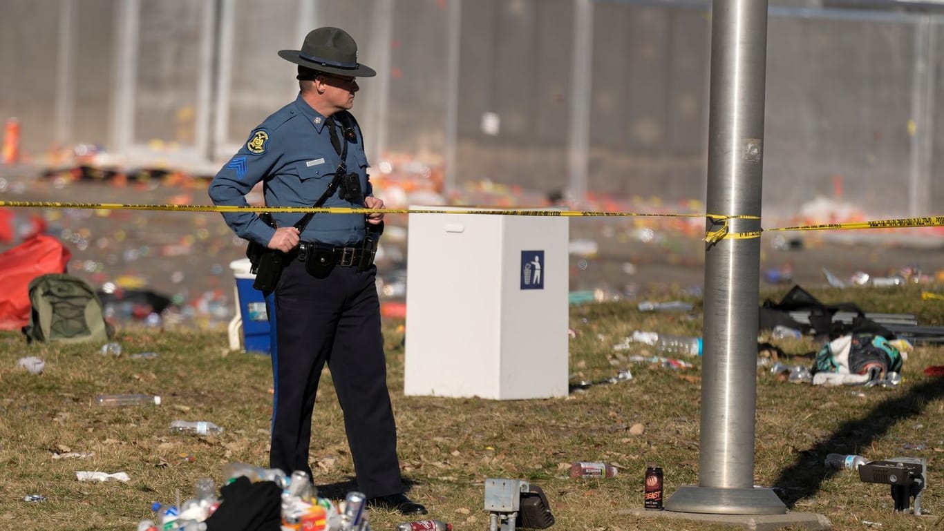 Ein Polizist steht nach den Schüssen auf der Siegesparade der Kansas City Chiefs am Tatort: Eine Person starb in Kansas City, drei Personen befinden sich in Lebensgefahr.