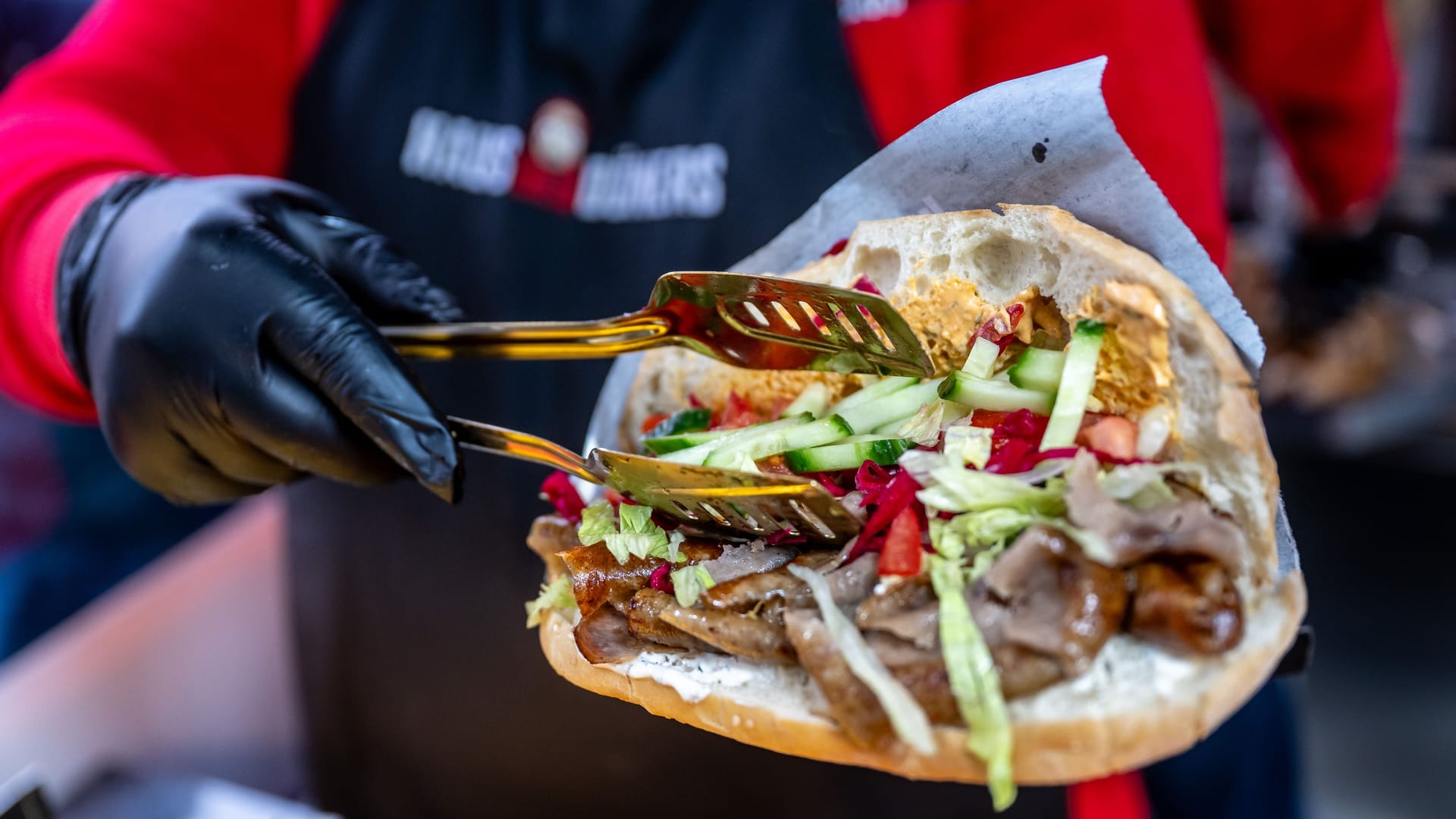 Döner (Symbolbild): Bundesweit in nur zwei Städten gibt es den Durchschnittsdöner aktuell noch für unter sieben Euro.