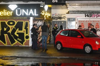 Unbekannte wollten mit dem Fahrzeug und einem Fahrradständer beim Juwelier einbrechen (Archivbild): Das Fahrzeug war offenbar zu breit für die Tür.