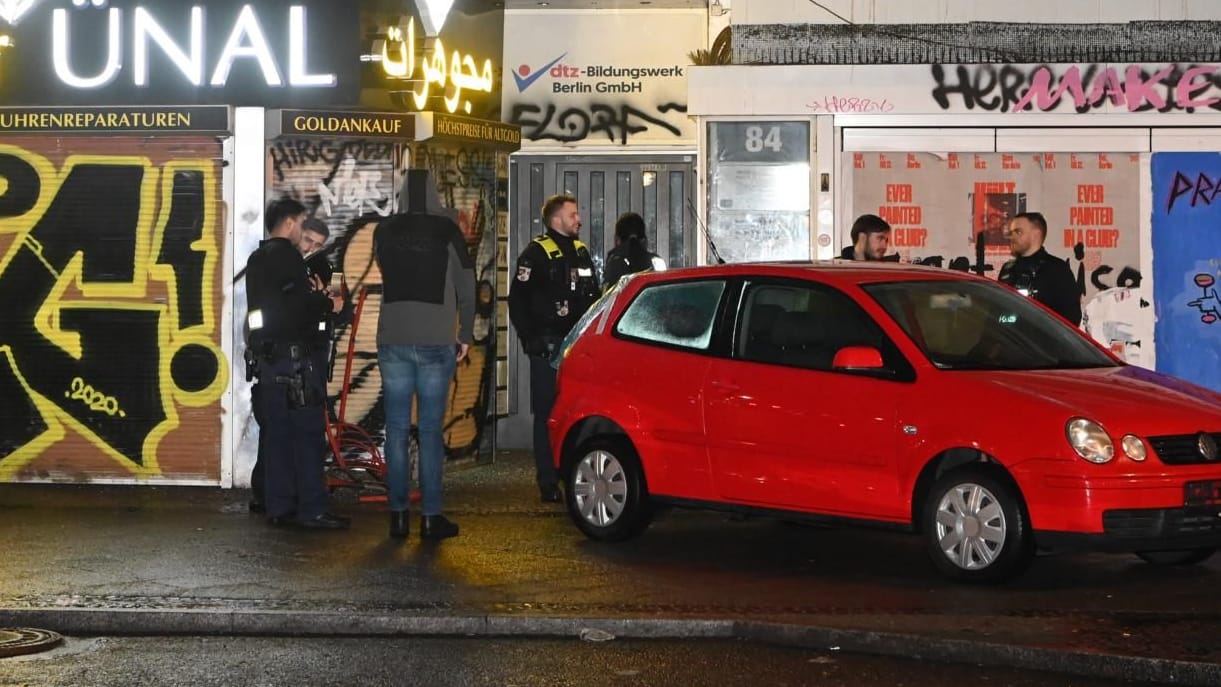 Unbekannte wollten mit dem Fahrzeug und einem Fahrradständer beim Juwelier einbrechen (Archivbild): Das Fahrzeug war offenbar zu breit für die Tür.