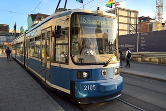 Eine Straßenbahn in München (Archivbild): Bayern ist vom bundesweiten Streik am Freitag nicht betroffen.