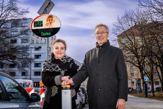 Baureferentin Dr.-Ing. Jeanne-Marie Ehbauer und Mobilitätsreferent Georg Dunkel haben im Münchner Stadtteil Au-Haidhausen die ersten Dialog-Displays in Betrieb genommen.