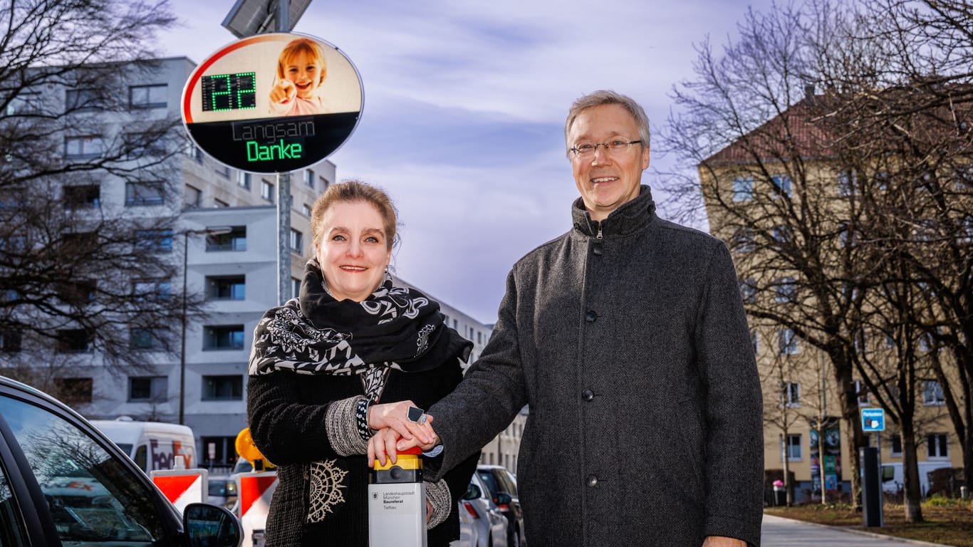 Baureferentin Dr.-Ing. Jeanne-Marie Ehbauer und Mobilitätsreferent Georg Dunkel haben im Münchner Stadtteil Au-Haidhausen die ersten Dialog-Displays in Betrieb genommen.