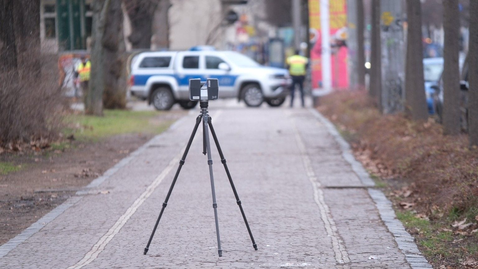 Am Dienstagvormittag hat die Kripo ihre Tatortuntersuchung am Heinrich-Schütz-Platz fortgesetzt: Dort waren hunderte Demonstrierende von der Polizei eingekesselt worden.