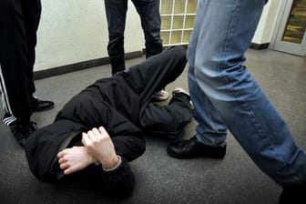 Ein Junge liegt am Boden (Symbolbild): In Hannover ist es zu einer gewaltsamen Auseinandersetzung unter Schülern gekommen.
