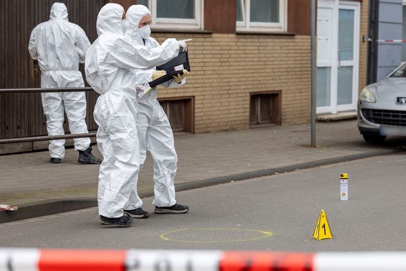 Beamte der Spurensicherung im Einsatz: Vater soll Messerangreifer gestoppt haben.