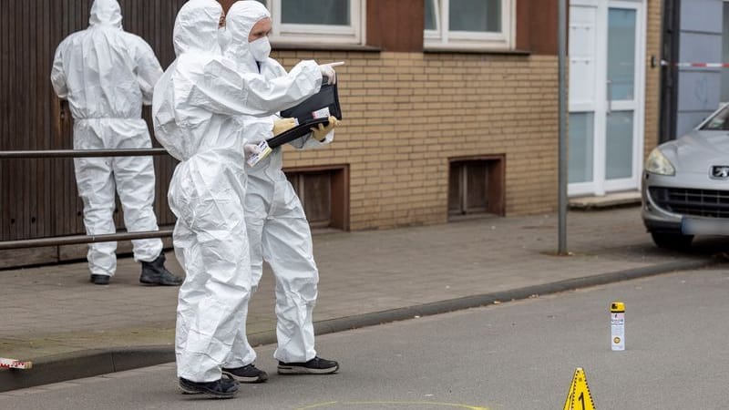 Beamte der Spurensicherung im Einsatz: Vater soll Messerangreifer gestoppt haben.