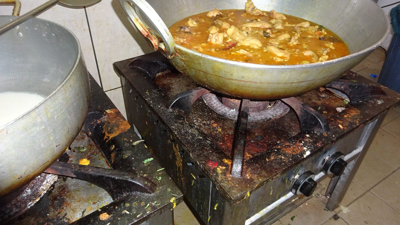 Eine stark verschmutzte Kochfläche in einem Restaurant im Bahnhofsviertel.