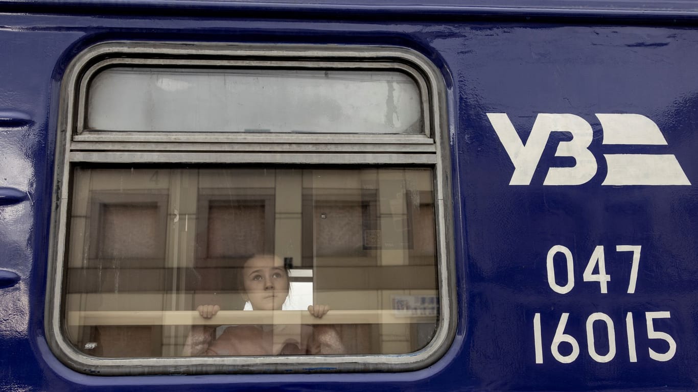 Ein Mädchen schaut durch das Fenster eines Zuges, nachdem es aus Awdijiwka evakuiert wurde.