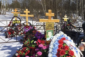 Gräber russischer Soldaten (Archivbild): Auch auf ukrainischen Gebiete hat Russland seine Soldaten beerdigt, heißt es in einem Bericht.