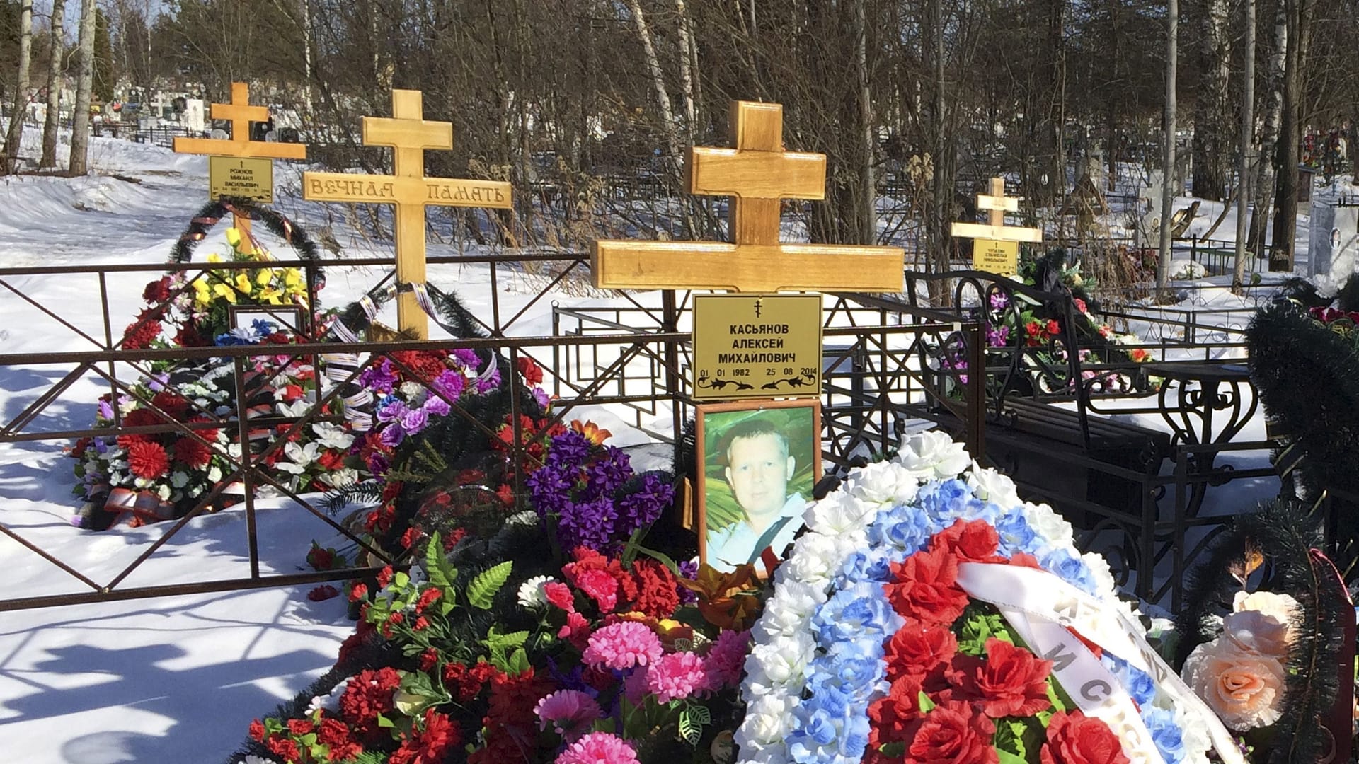 Gräber russischer Soldaten (Archivbild): Auch auf ukrainischen Gebiete hat Russland seine Soldaten beerdigt, heißt es in einem Bericht.