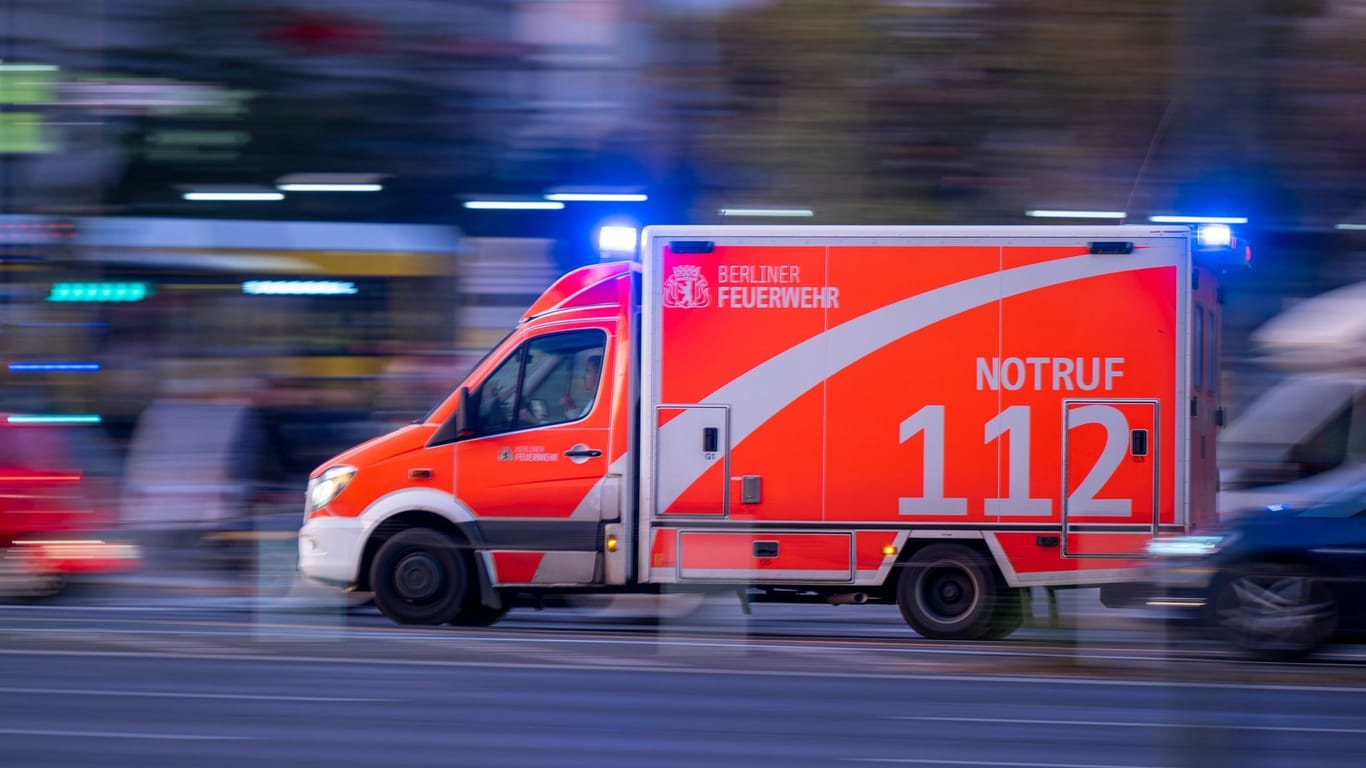 Ein Rettungswagen der Berliner Feuerwehr fährt mit Blaulicht zum Einsatz (Symbolfoto): In Reinickendorf ist es zu einem schweren Unfall gekommen.