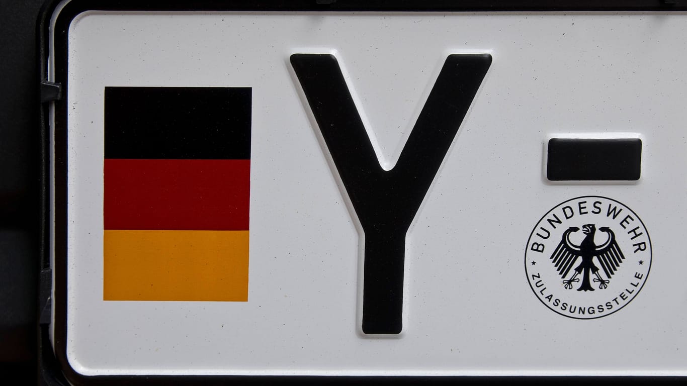 Y-Kennzeichen: Im Gegensatz zu zivilen Euro-Kennzeichen ist es nicht reflektierend. Außerdem hat es eine andere Schriftart.
