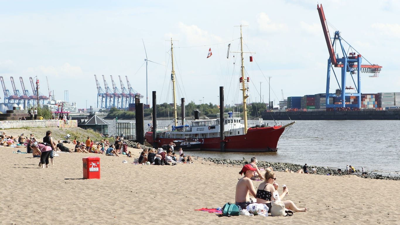 Elbstrand bei Övelgönne (Archivbild): Passanten tummeln sich bei sommerlichen Temperaturen.