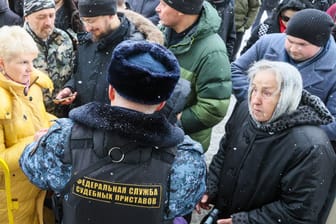 Polizei in Moskau (Symbolbild): In Russland wird die LGBTQ+-Community seit dem Angriffskrieg in der Ukraine systematisch unterdrückt.