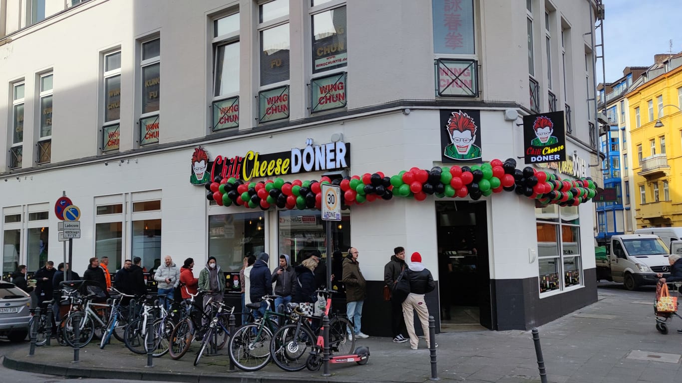 Lange Schlange vor dem Döner-Imbiss: Wie schmeckt der neue Döner am Barbarossaplatz in Köln?