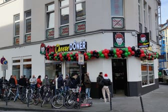 Lange Schlange vor dem Döner-Imbiss: Wie schmeckt der neue Döner am Barbarossaplatz in Köln?