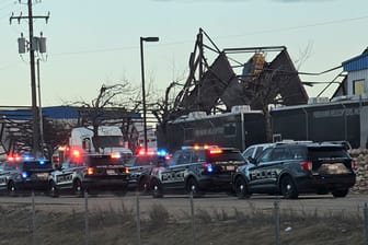 Polizeiautos vor einem eingestürzten Gebäude in der Nähe des Flughafens von Boise: Drei Menschen sind dabei gestorben, neun weitere wurden verletzt.