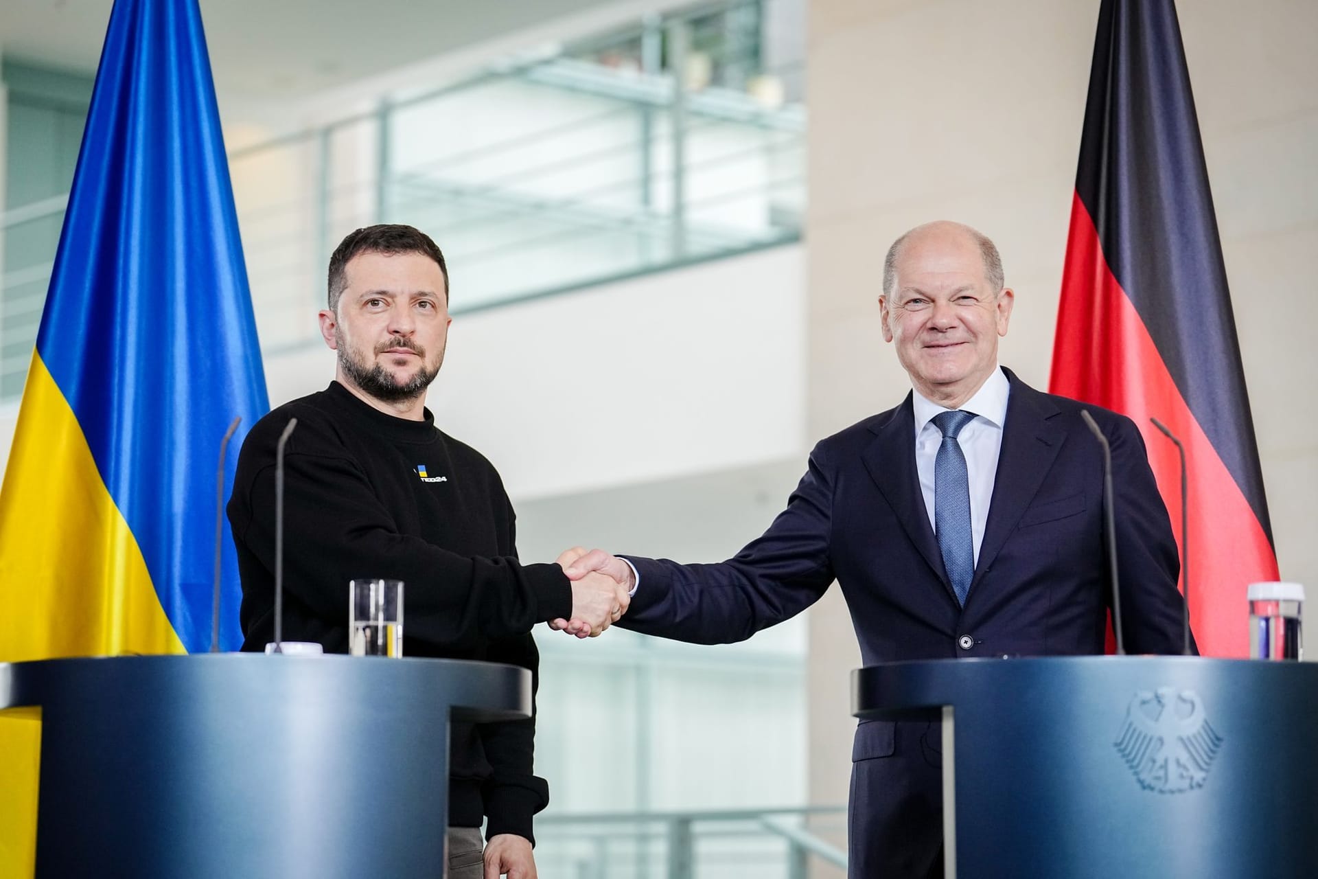 Berlin: Der Präsident der Ukraine, Wolodymyr Selenskyj, und Bundeskanzler Olaf Scholz (r, SPD) reichen sich nach ihrem Gespräch im Bundeskanzleramt bei einer Pressekonferenz die Hände. Der ukrainische Präsident trifft am Freitag in Berlin mit Bundeskanzler Olaf Scholz zusammen.