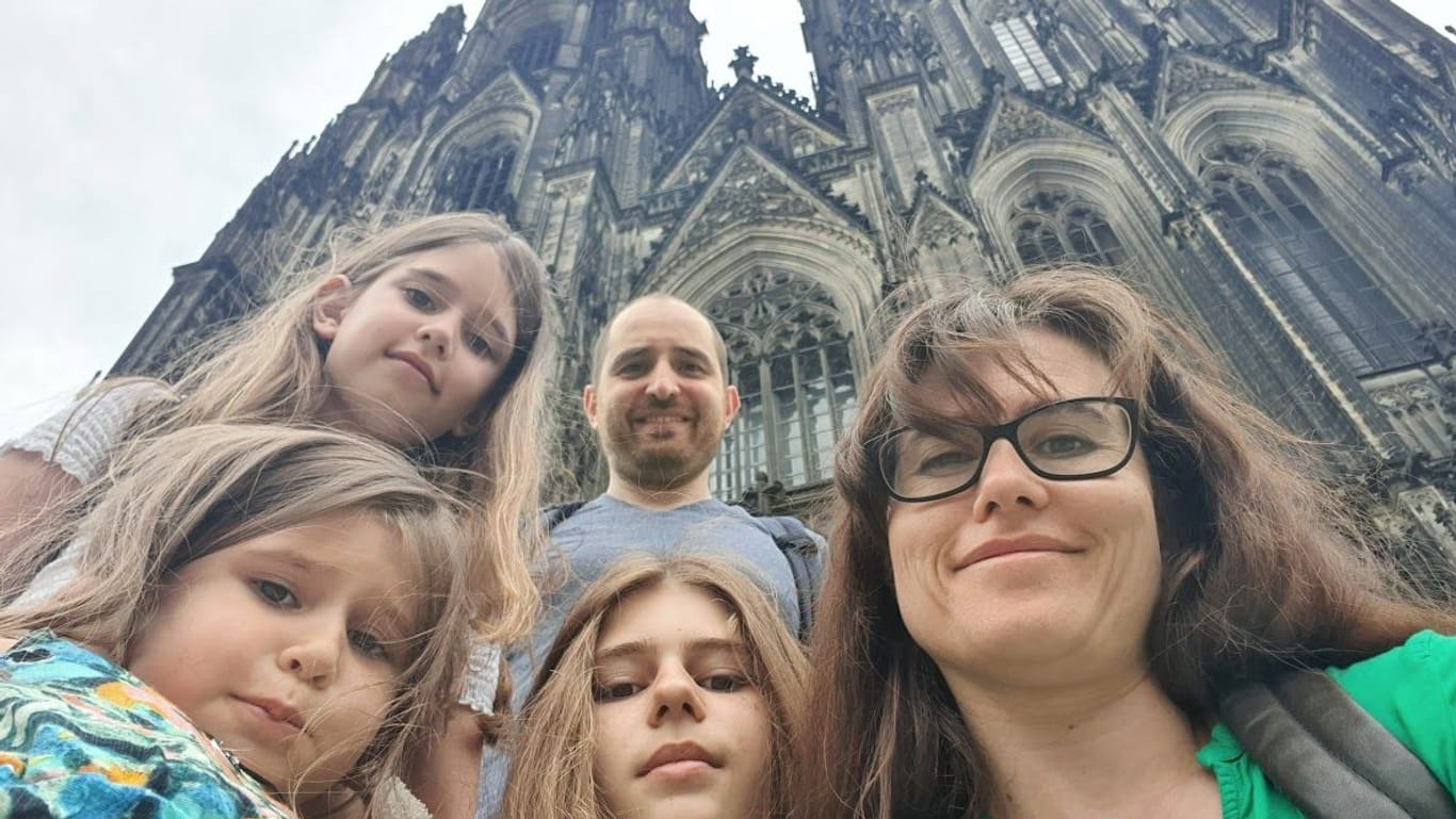 Selfie vor dem Kölner Dom: Etwa ein Jahr lebte die Familie in Nordrhein-Westfalen.