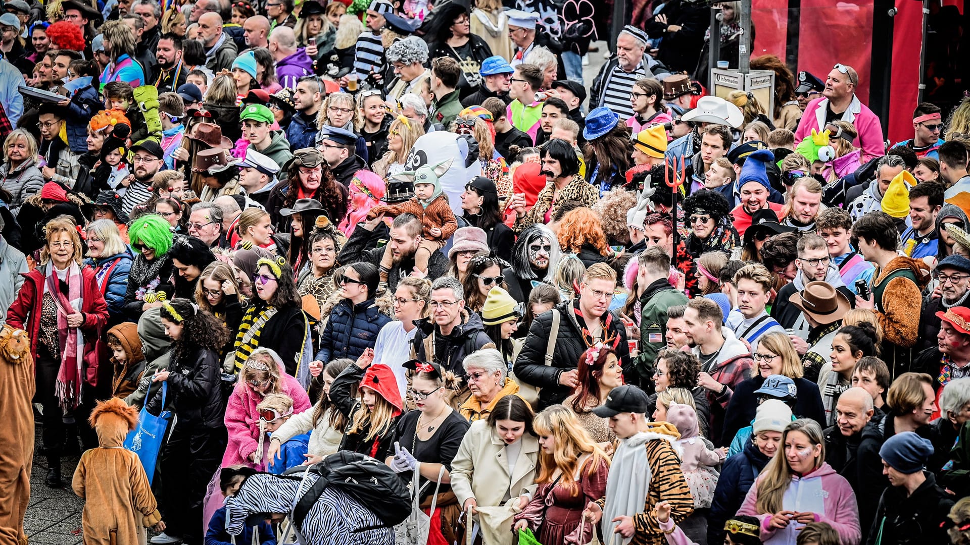 Tausende Besucher bei einem Faschingsumzug (Symbolbild): Die Polizei hat nach der Party am Samstag allerhand zu tun. Tausende Besucher bei einem Faschingsumzug (Symbolbild): Die Polizei hat nach der Party am Samstag allerhand zu tun.