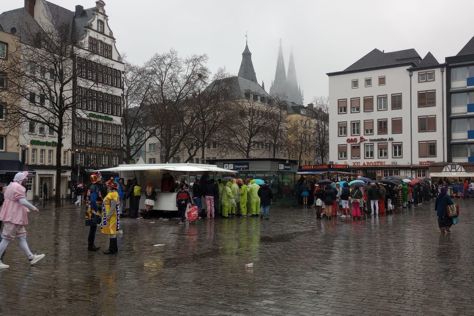 Der Heumarkt um 11.45 Uhr: Nur wenige Jecke hatten sich dort versammelt.