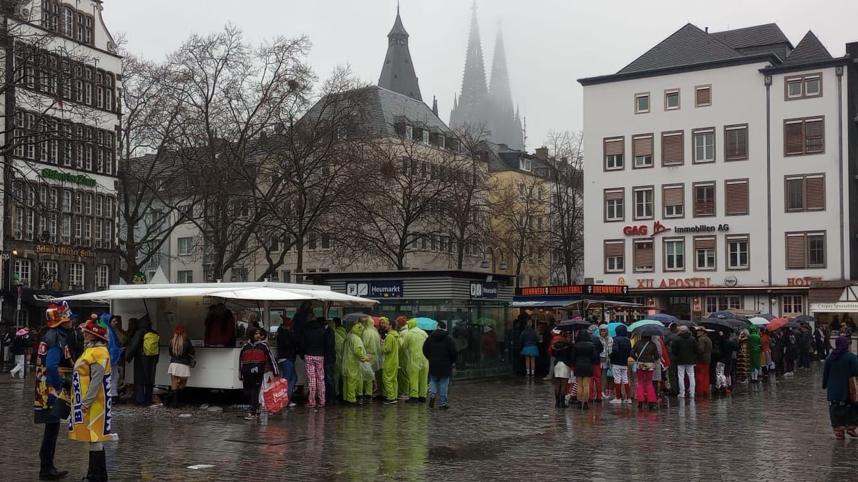 Der Heumarkt um 11.45 Uhr: Nur wenige Jecke hatten sich dort versammelt.