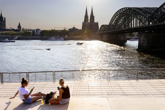 Köln: Abendsonne an den Rheinterrassen.