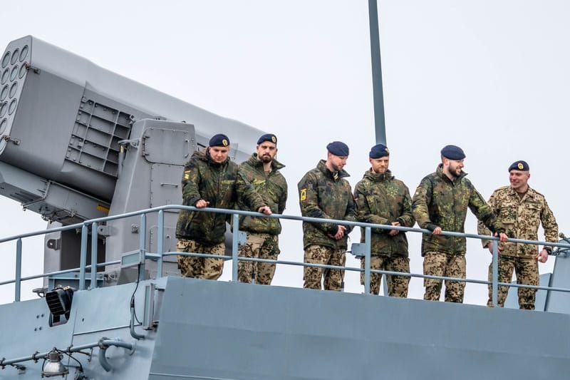 Die Besatzung der Fregatte "Hessen" beim Auslaufen aus dem Hafen: Die Crew steht vor einem "Härtetest", so der Kapitän.